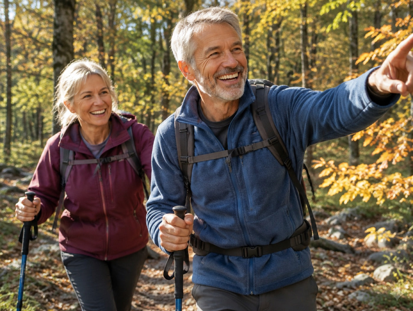 Paar Ende fünfzig beim Wandern im Herbstwald